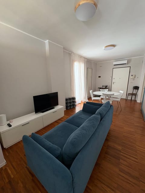 Communal lounge/ TV room, TV and multimedia, Living room, Seating area, Dining area