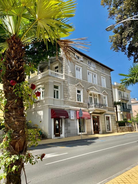 Nearby landmark, Restaurant/places to eat, Day, Neighbourhood, Natural landscape, Beach, On site, Shopping Area