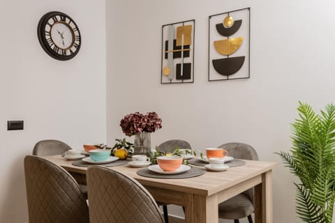 Food and drinks, Seating area, Dining area, Food