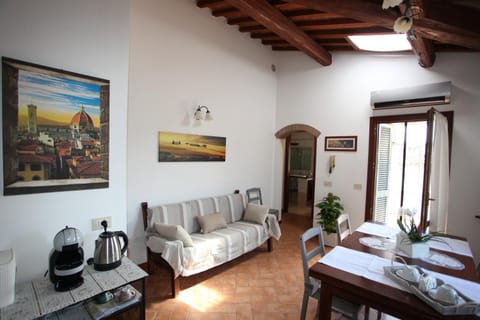 Coffee/tea facilities, Living room, Dining area