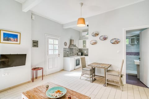 TV and multimedia, Kitchen or kitchenette, Living room, Seating area, Dining area, oven, stove
