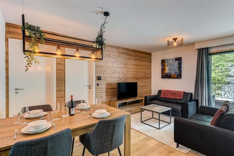 Communal lounge/ TV room, TV and multimedia, Living room, Seating area, Dining area, Evening entertainment