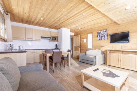 TV and multimedia, Kitchen or kitchenette, Seating area, Dining area, stove