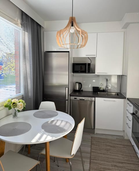 Coffee/tea facilities, Kitchen or kitchenette, Dining area, dishwasher, oven, stove