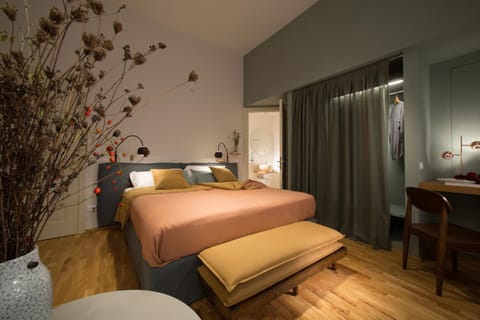 Shower, Bathroom, TV and multimedia, Photo of the whole room, Bedroom