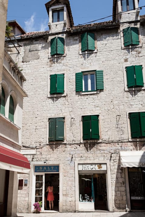 Facade/entrance