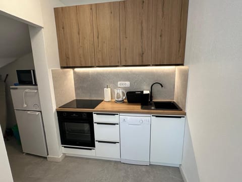Kitchen or kitchenette, dishwasher