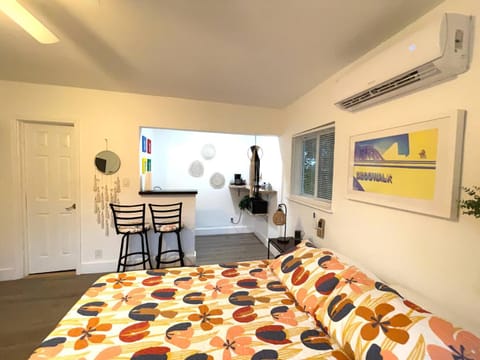 Property building, Neighbourhood, Decorative detail, Parking