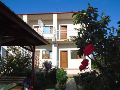 Property building, Facade/entrance, Day, Garden, Balcony/Terrace, Garden view