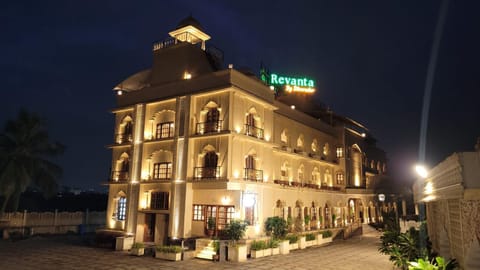 Property building, Restaurant/places to eat, Swimming pool, Breakfast
