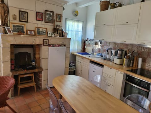 Coffee/tea facilities, Kitchen or kitchenette, Dining area, dishwasher, oven, toaster