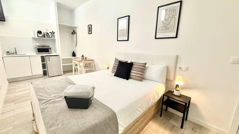 Bed, Kitchen or kitchenette, Photo of the whole room, Seating area, Dining area, Bedroom, minibar, stove