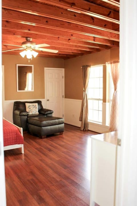 Group Cabin with Kayaks and Foosball Table in La Grange, Texas Cabin in Texas