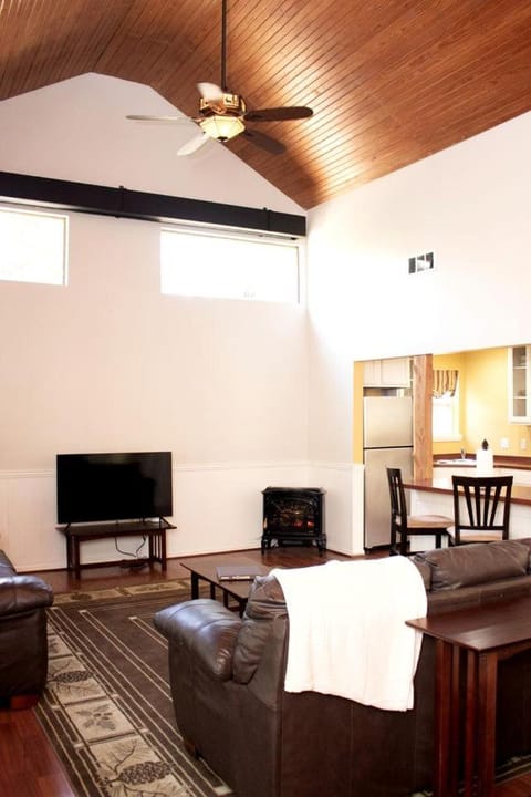 Group Cabin with Kayaks and Foosball Table in La Grange, Texas Cabin in Texas