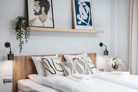Bed, Photo of the whole room, Decorative detail, Bedroom, towels
