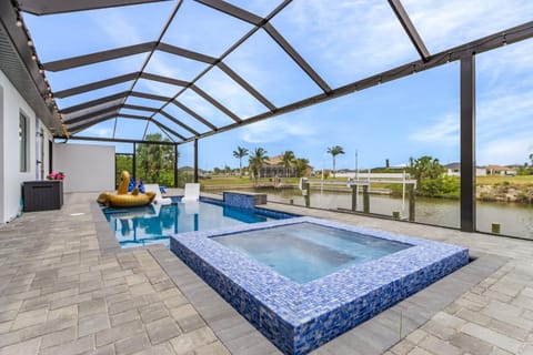 Fun And Adventurous Waterfront Retreat - Seven Island Retreat - Roelens Vacations House in Cape Coral