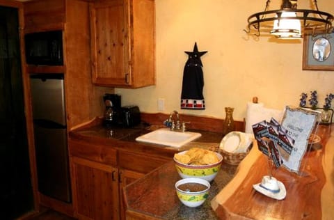 Charming Cabin Stay for Six Nestled Amid Central Texas' Wildlife in Buda Cabin in Buda