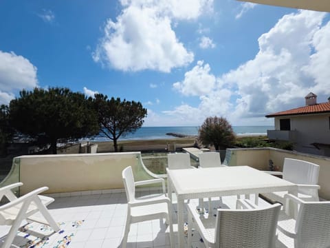 View (from property/room), Balcony/Terrace, Dining area, Sea view, sunbed