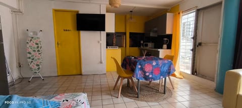 Communal lounge/ TV room, TV and multimedia, Kitchen or kitchenette, Living room, Seating area, Dining area, oven