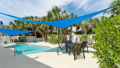 Home Sweet Holmes - Private Pool, Pet-Friendly, Steps to Beach on AMI House in Holmes Beach