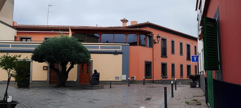 Property building, Facade/entrance, Off site, Day, Street view