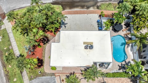 Tidal Wave - In Siesta Key Village, Pet Friendly, Private Pool! House in Siesta Beach