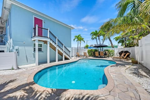 High Tide – Pool, Grill, Pet Friendly, Located in the Heart of SK! House in Siesta Beach