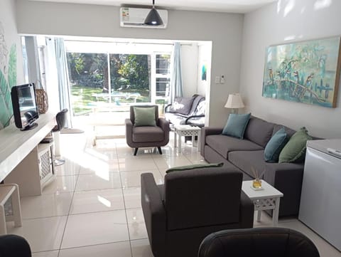 TV and multimedia, Living room, Decorative detail, Seating area