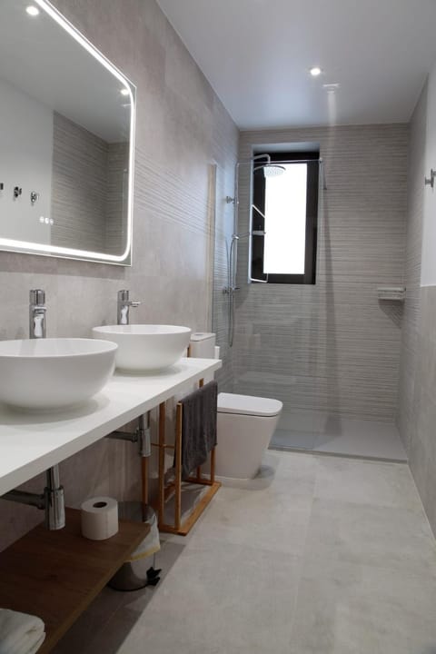 Shower, Toilet, Bathroom, towels