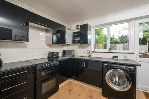 Comfortable 2 Bedroom Home with Parking in Taunton House in Taunton