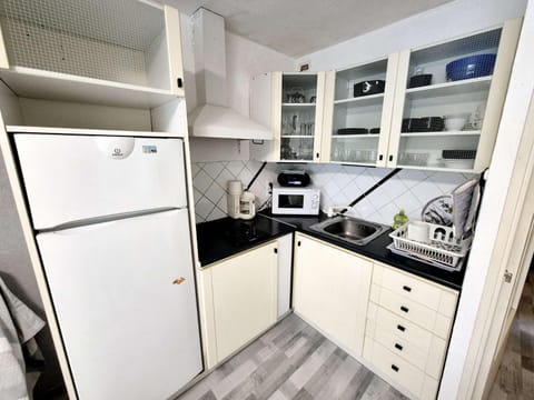 Kitchen or kitchenette, pet friendly, stove