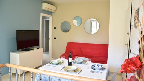 TV and multimedia, Living room, Seating area, Dining area, air conditioner