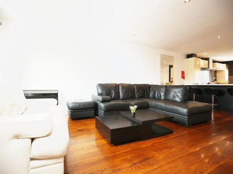 3 Bedroom Townhouse with Parking Apartment in Bridgwater