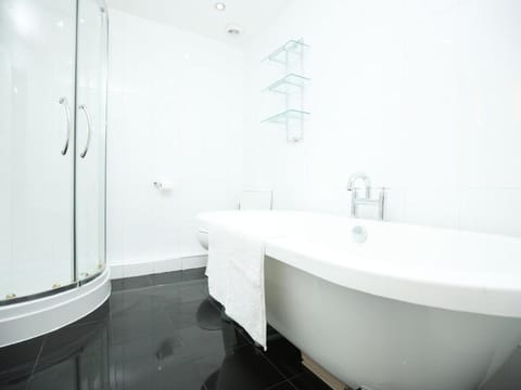 3 Bedroom Townhouse with Parking Apartment in Bridgwater