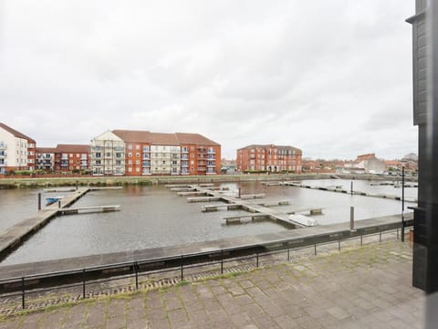 3 Bedroom Townhouse with Parking Apartment in Bridgwater