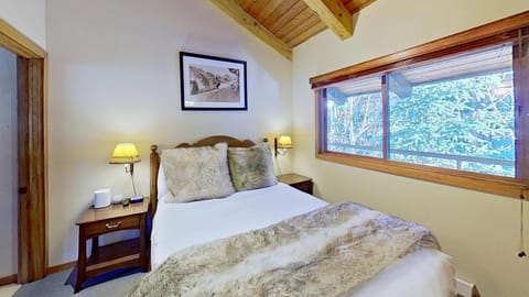 Crestwood 1207 Deluxe 3 Bedroom plus Loft House in Snowmass Village