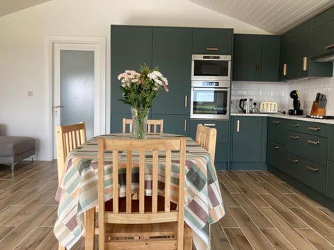 Property building, Coffee/tea facilities, Kitchen or kitchenette, Dining area, oven, stove, toaster