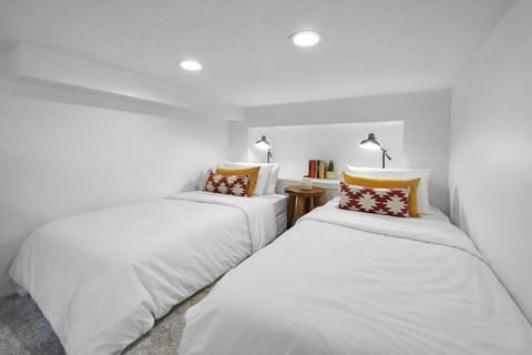 1674 Captain Mollys Hideout! Walk to Slopes! Hottub Pool! by SkyRun Park City Apartment in Park City