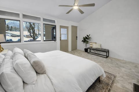 1674 Captain Mollys Hideout! Walk to Slopes! Hottub Pool! by SkyRun Park City Apartment in Park City