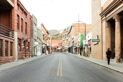 The Signature Queen with Mountain Views House in Bisbee