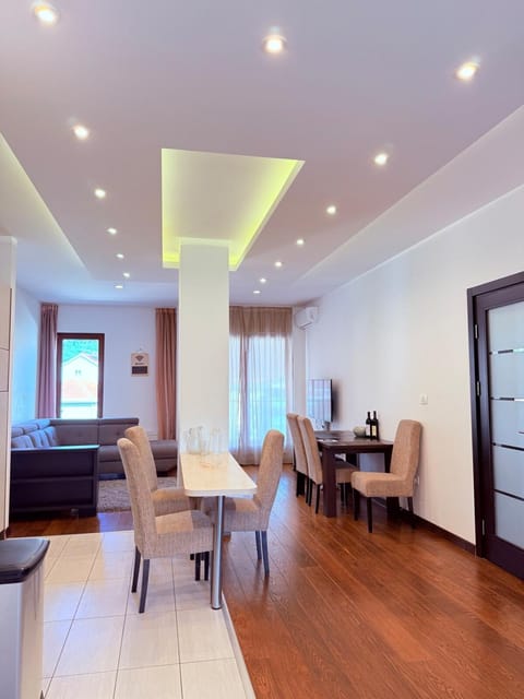 TV and multimedia, Living room, Seating area, Dining area