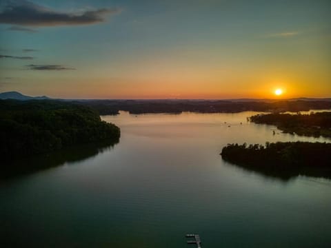 Lake View Cabin Incredible Panoramic Views, Spa Cabin in Douglas Lake