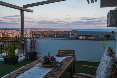 View (from property/room), Balcony/Terrace, Dining area, City view, Sea view, Sunrise, Sunset