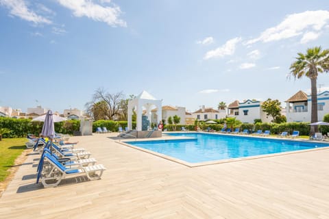 Day, Swimming pool, sunbed