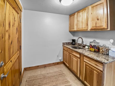 5410 Cross Country Mountain Ski Getaway with Hot Tub Pool! by SkyRun Park City House in Summit Park