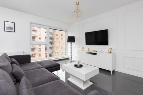 Bed, TV and multimedia, View (from property/room), Living room, Seating area