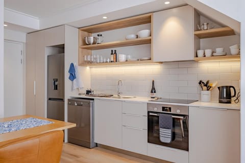 Coffee/tea facilities, Kitchen or kitchenette, dishwasher, oven, stove, toaster, washing machine