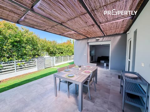 View (from property/room), Balcony/Terrace, Dining area