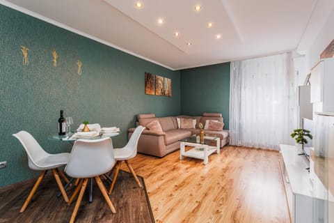 Kitchen or kitchenette, Living room, Seating area, Dining area
