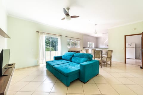 TV and multimedia, Kitchen or kitchenette, Living room, Seating area, Dining area